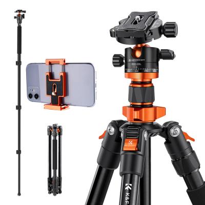 K&F Concept SA254M1 kamerastativ er designet til DSLR, iPhone og mobiltelefoner, perfekt til fotografering, vlogging og rejser. Let og kompakt, kan foldes til 16,5" og pakkes nemt i en rygsæk.
