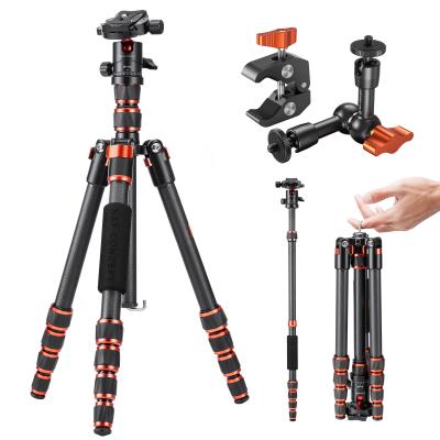 60" kamerastativ i kulfiber, superlet kompakt rejsestativ med 360° kuglehoved, hurtigudløserplade, aftageligt monopod, 8 kg lastekapacitet og 6" magisk arm med superklemmesæt