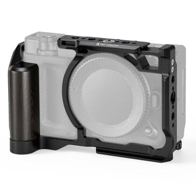 Gabbia completa per fotocamera Nikon ZR, rig video leggero in alluminio con base a sgancio rapido Arca-Swiss e attacco a slitta.